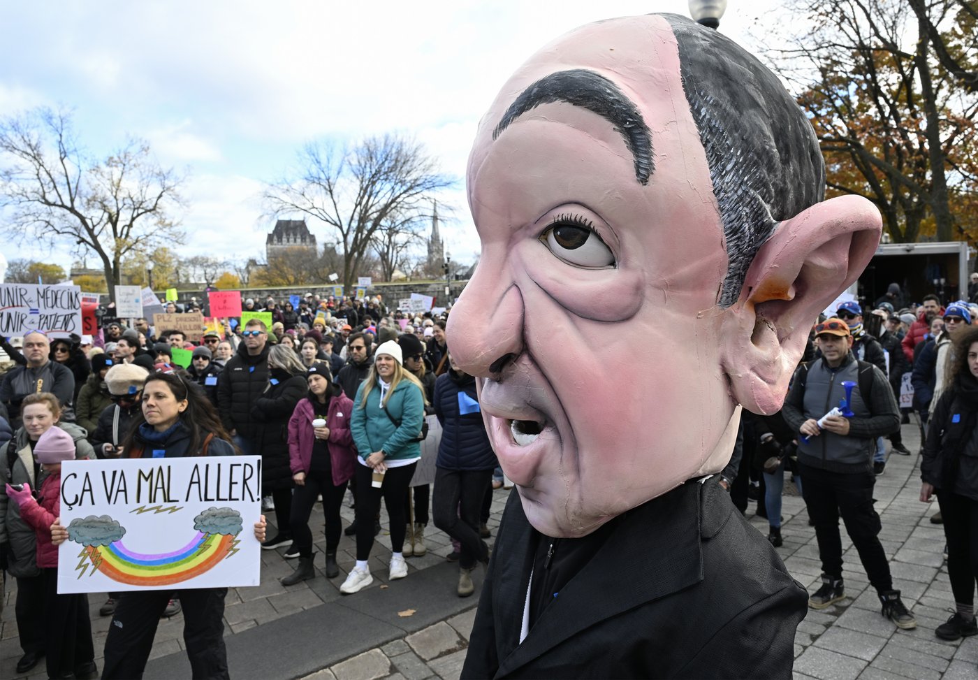Doctors gather to protest physician payment bill at Bell Centre | iNFOnews.ca
