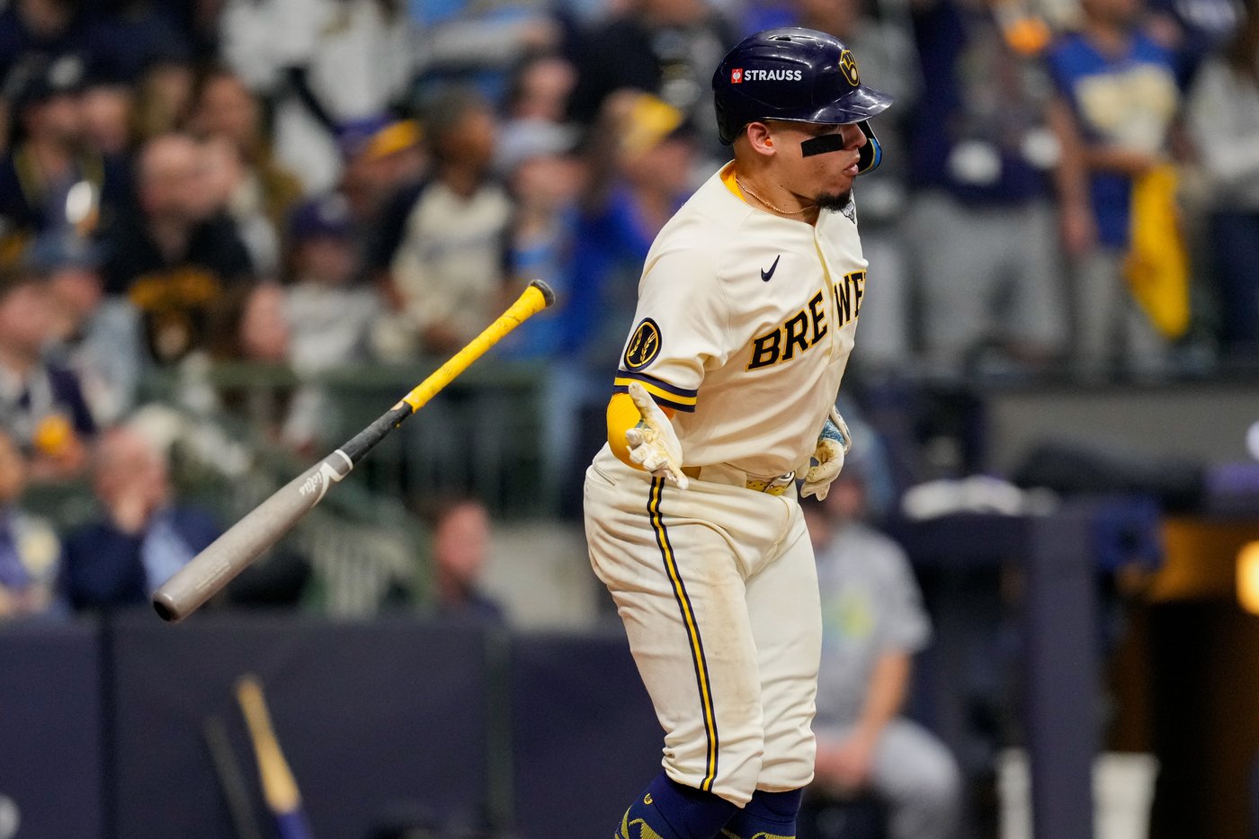 Brewers withstand Rays' comeback attempt to win 3-2 in Game 1 of World Series | iNFOnews.ca Brewers withstand Rays' comeback attempt to win 3-2 in Game 1 of World Series | iNFOnews.ca