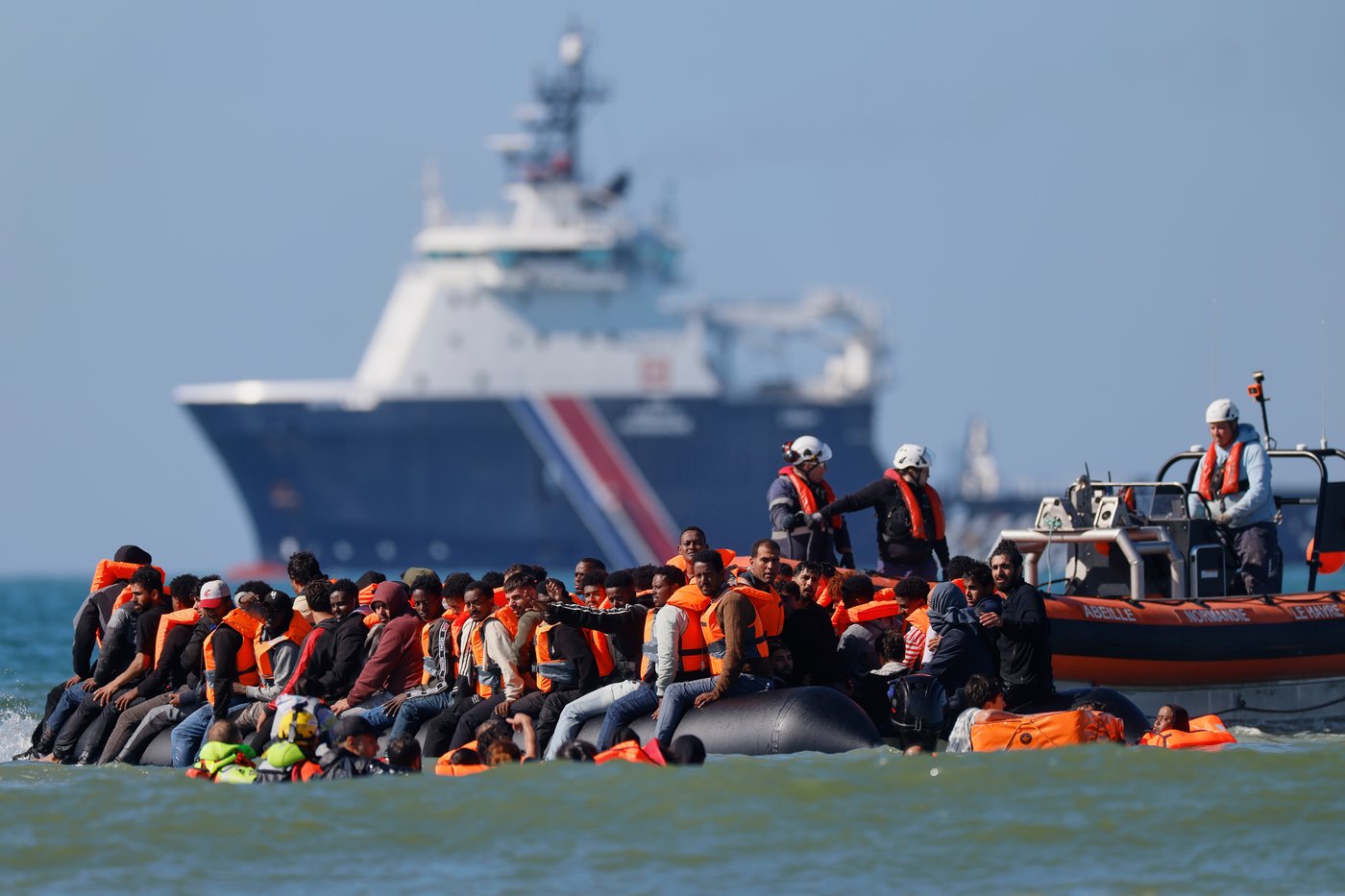A child and 2 women killed in an apparent stampede during Channel crossing attempt | iNFOnews.ca