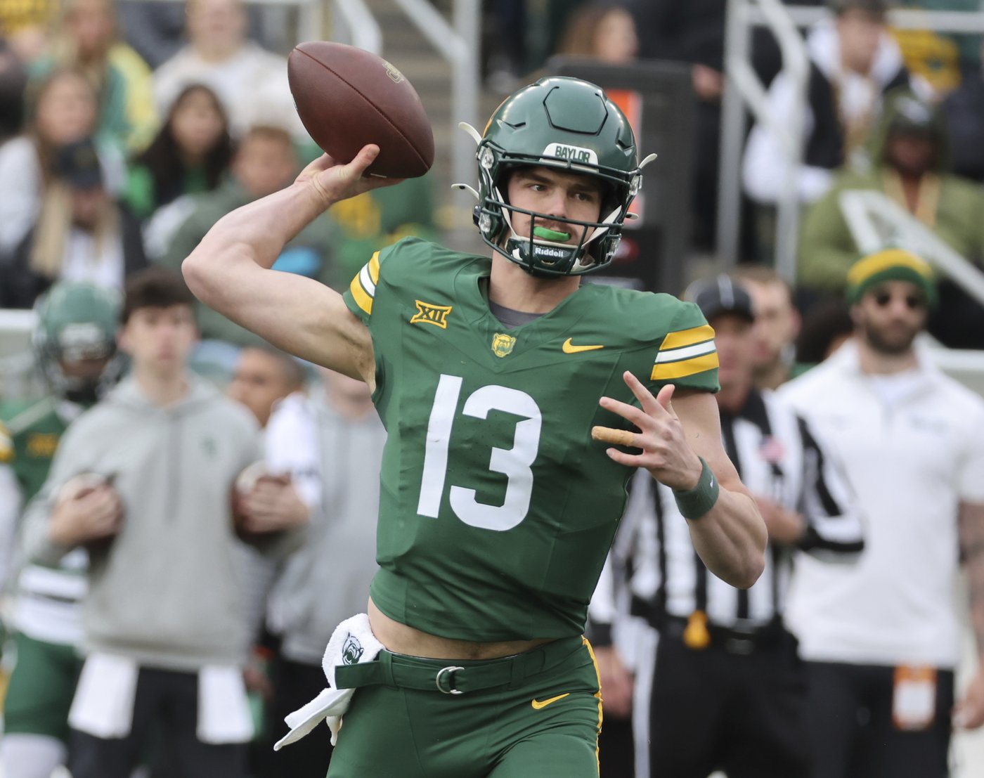 Baylor wins 6th straight as Sawyer Robertson throws 4 TDs in 45-17 win to end Kansas season | iNFOnews.ca Baylor wins 6th straight as Sawyer Robertson throws 4 TDs in 45-17 win to end Kansas season | iNFOnews.ca