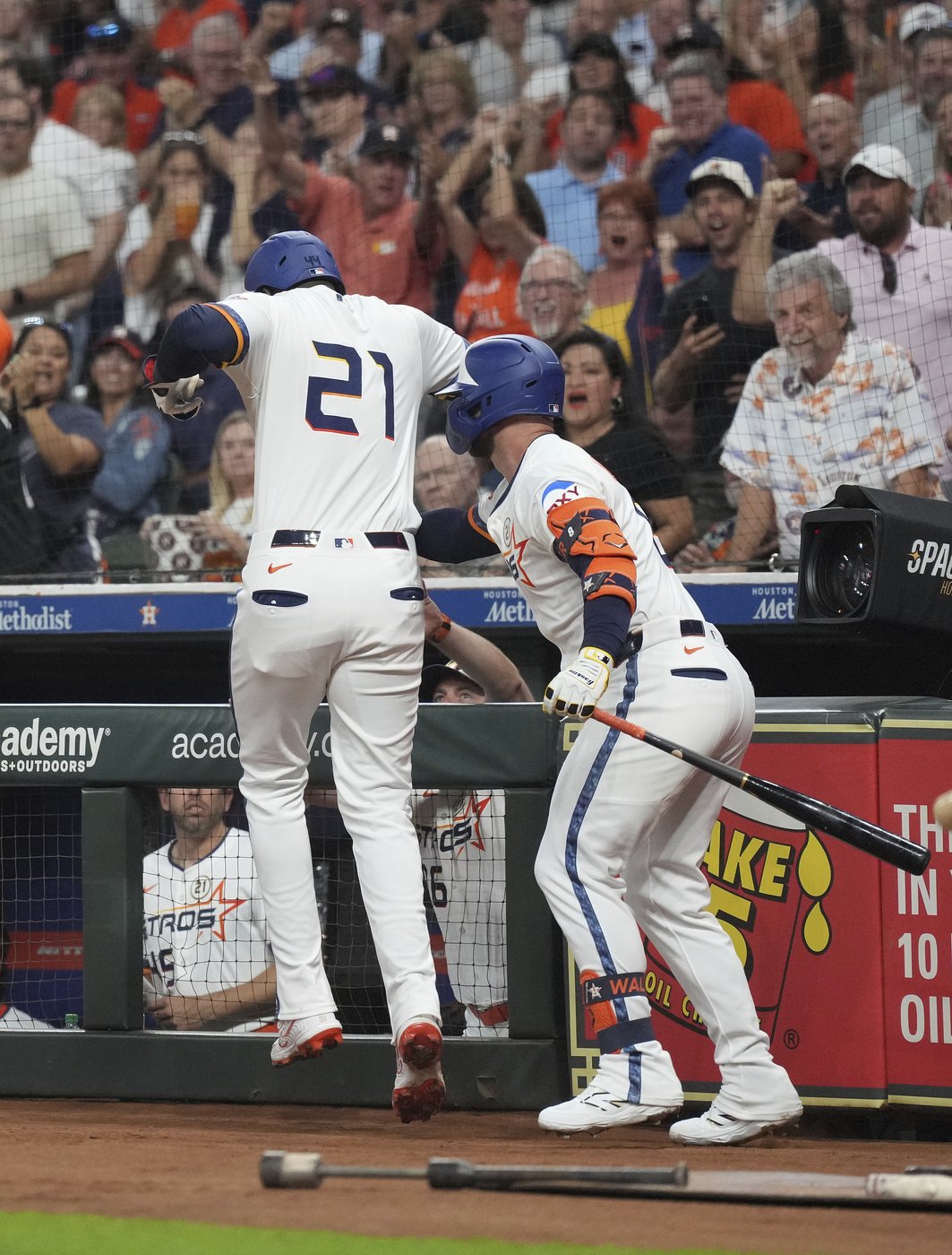 Astros slugger Yordan Alvarez leaves game against Rangers with sprained left ankle | iNFOnews.ca Astros slugger Yordan Alvarez leaves game against Rangers with sprained left ankle | iNFOnews.ca