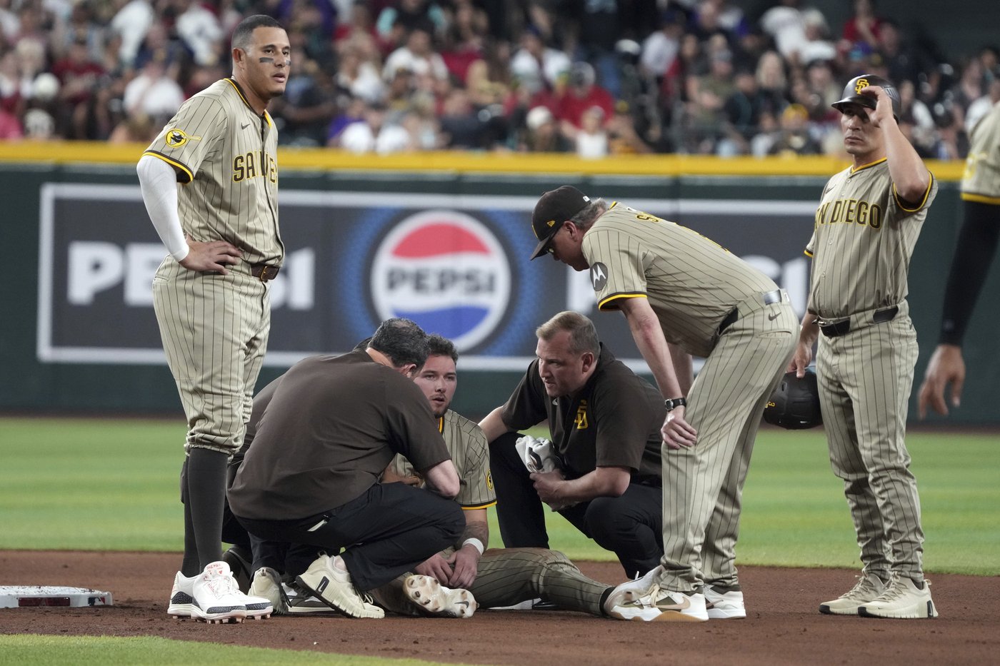 Perdomo hits 3-run triple, Diamondbacks score 5 in 9th to beat Padres 8-7 | iNFOnews.ca