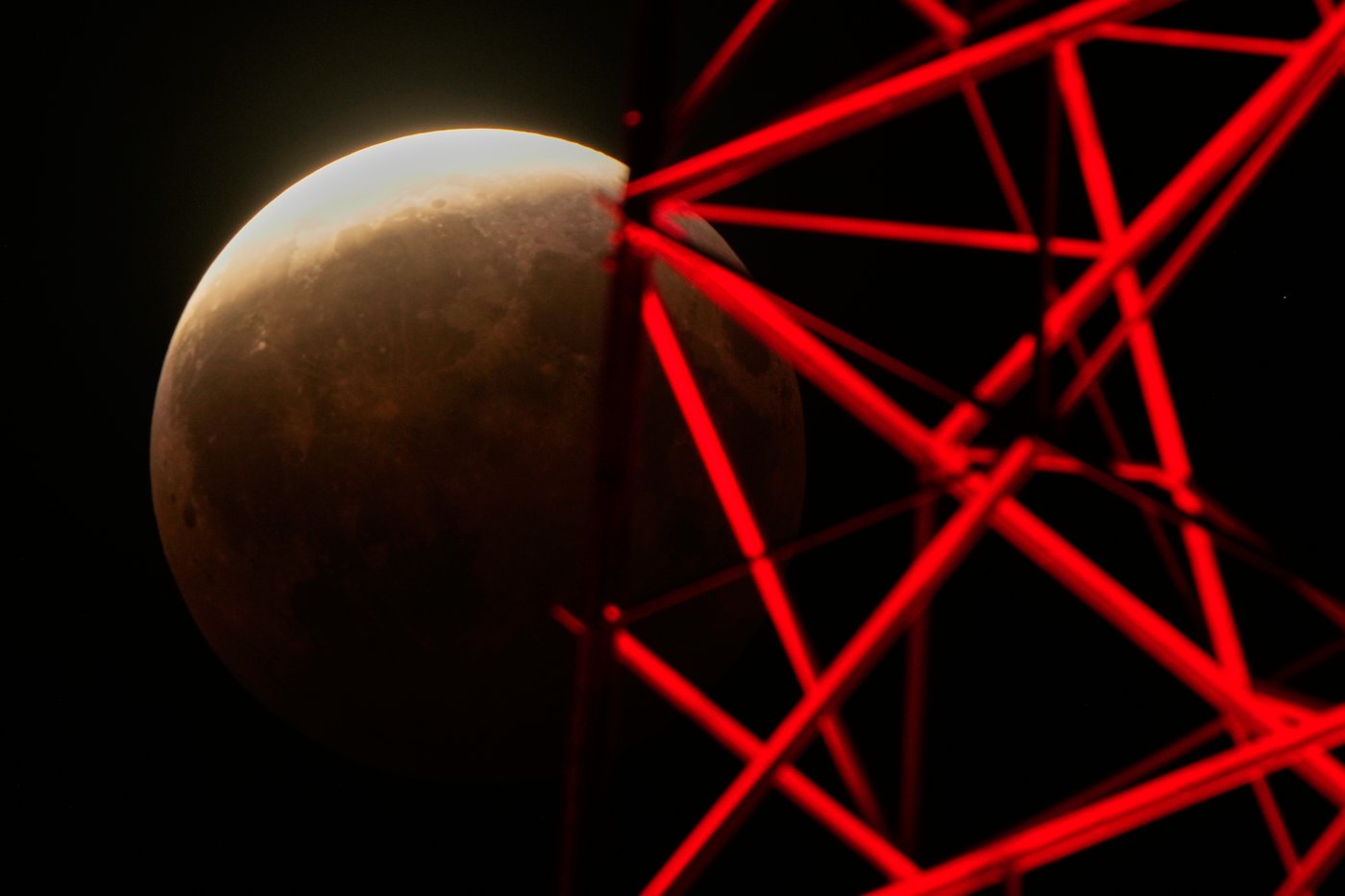 A lunar eclipse lights up skies across the Americas and Europe, in photos | iNFOnews.ca