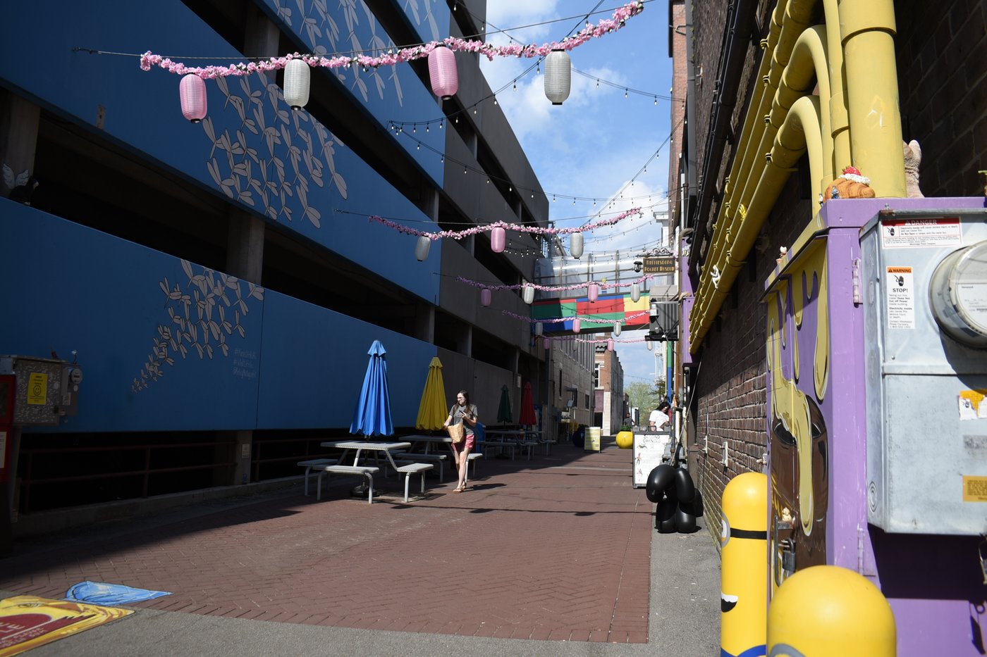 Miniature art transforms an alley into a surrealist wonderland at 'Mississippi's Tiniest Museum' | iNFOnews.ca Miniature art transforms an alley into a surrealist wonderland at 'Mississippi's Tiniest Museum' | iNFOnews.ca