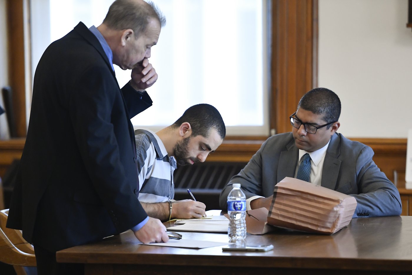 The man who stabbed author Salman Rushdie on stage has been sentenced to 25 years in prison | iNFOnews.ca