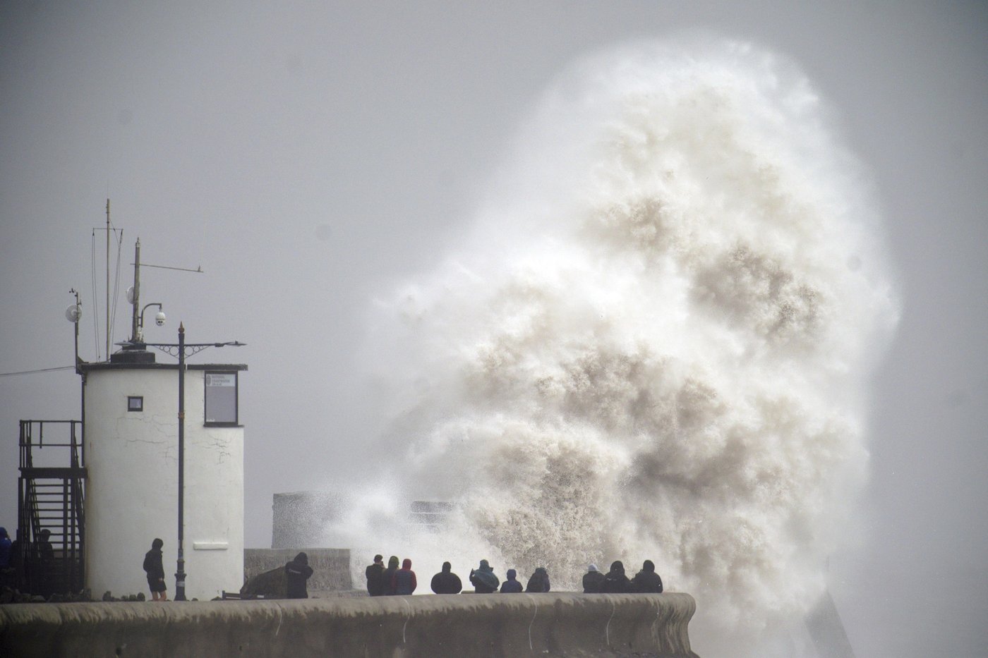 Storm Darragh batters UK and Ireland, leaving 1 dead and hundreds of thousands without power | iNFOnews.ca