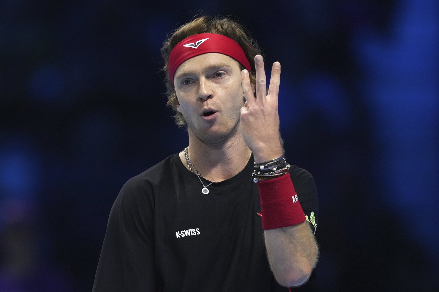 Alcaraz overcomes physical issues to move back into contention at ATP Finals. Zverev wins again | iNFOnews.ca Alcaraz overcomes physical issues to move back into contention at ATP Finals. Zverev wins again | iNFOnews.ca