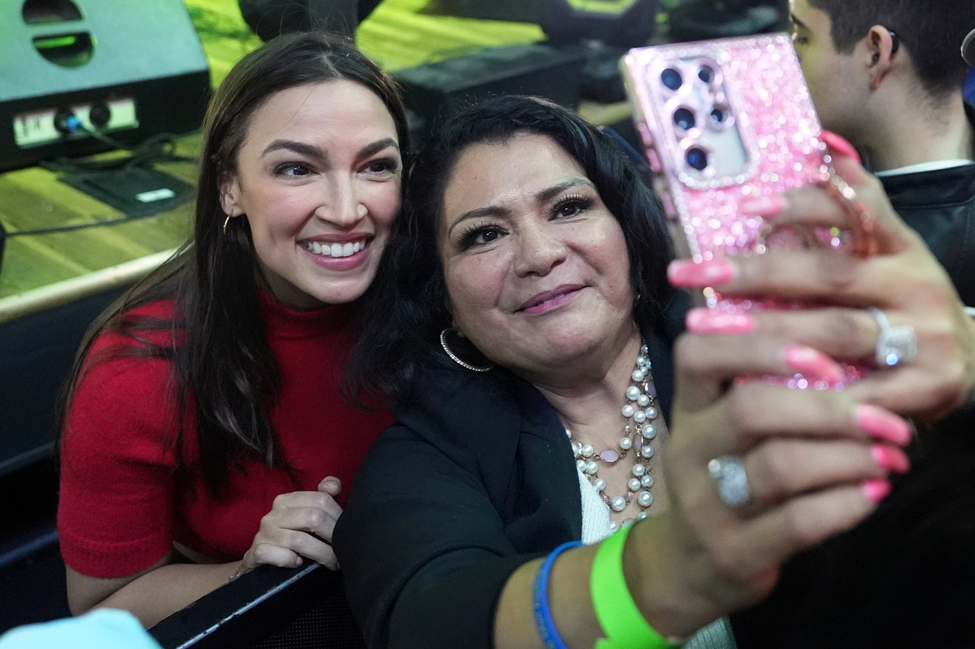 AOC can draw a crowd. The midterms will test whether her politics can win before 2028 | iNFOnews.ca