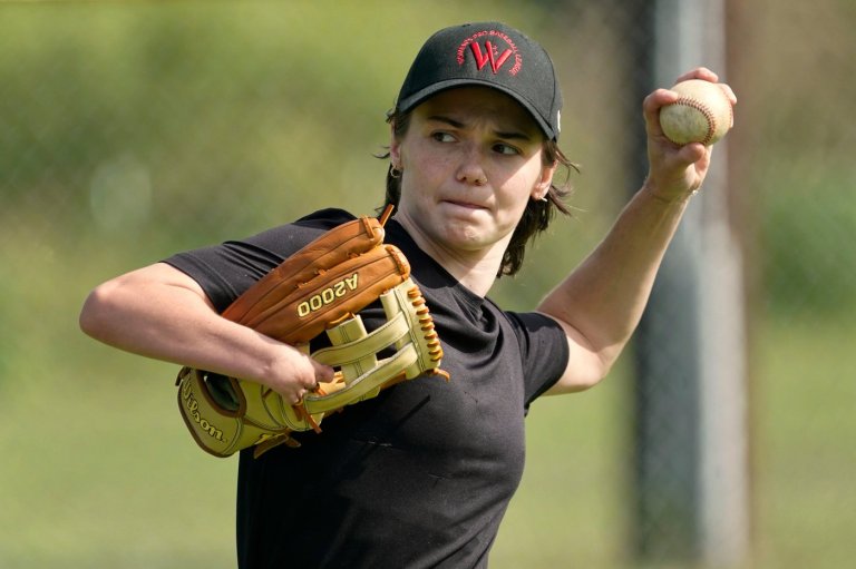 Born without a right hand, Britt Apgar is set to play in the Women’s Professional Baseball League | iNFOnews.ca