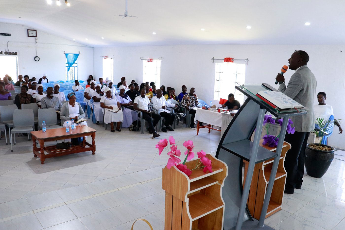 Loud worship and other contrasts set apart Kenya's large community of Quakers | iNFOnews.ca