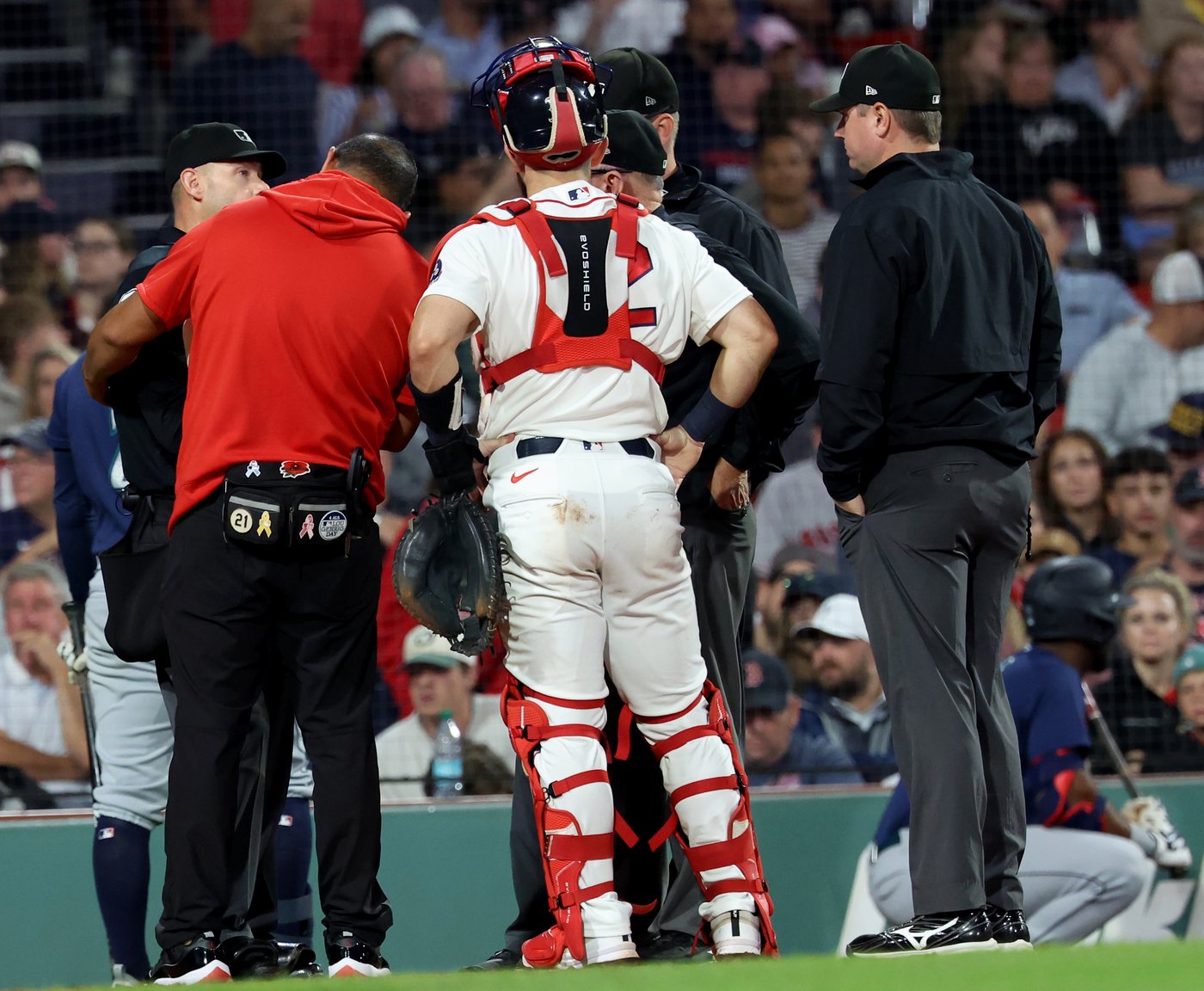 Plate umpire leaves Mariners-Red Sox game after foul ball catches him under the chin | iNFOnews.ca Plate umpire leaves Mariners-Red Sox game after foul ball catches him under the chin | iNFOnews.ca