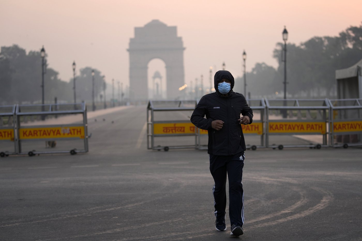 Toxic smog cloaks India's capital as Diwali firecrackers push air pollution to hazardous levels | iNFOnews.ca