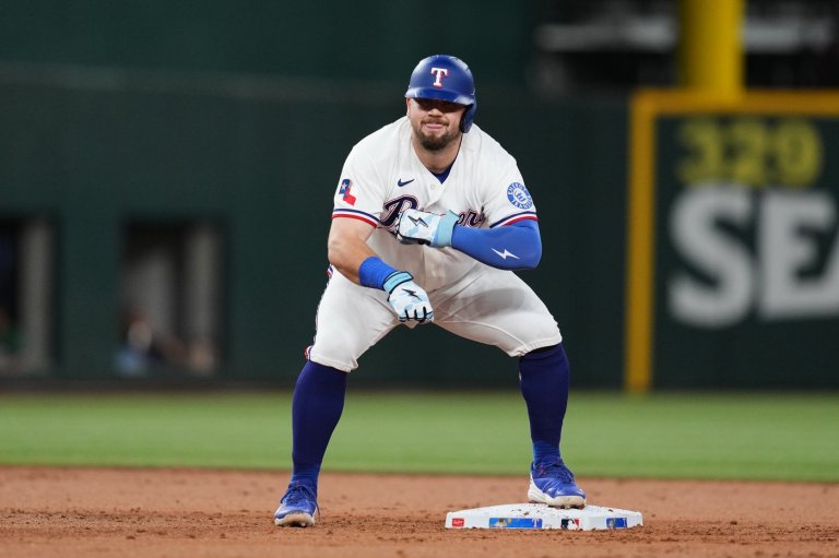Rangers reach .500 again and tie for AL West lead with 7-3 victory over Red Sox | iNFOnews.ca