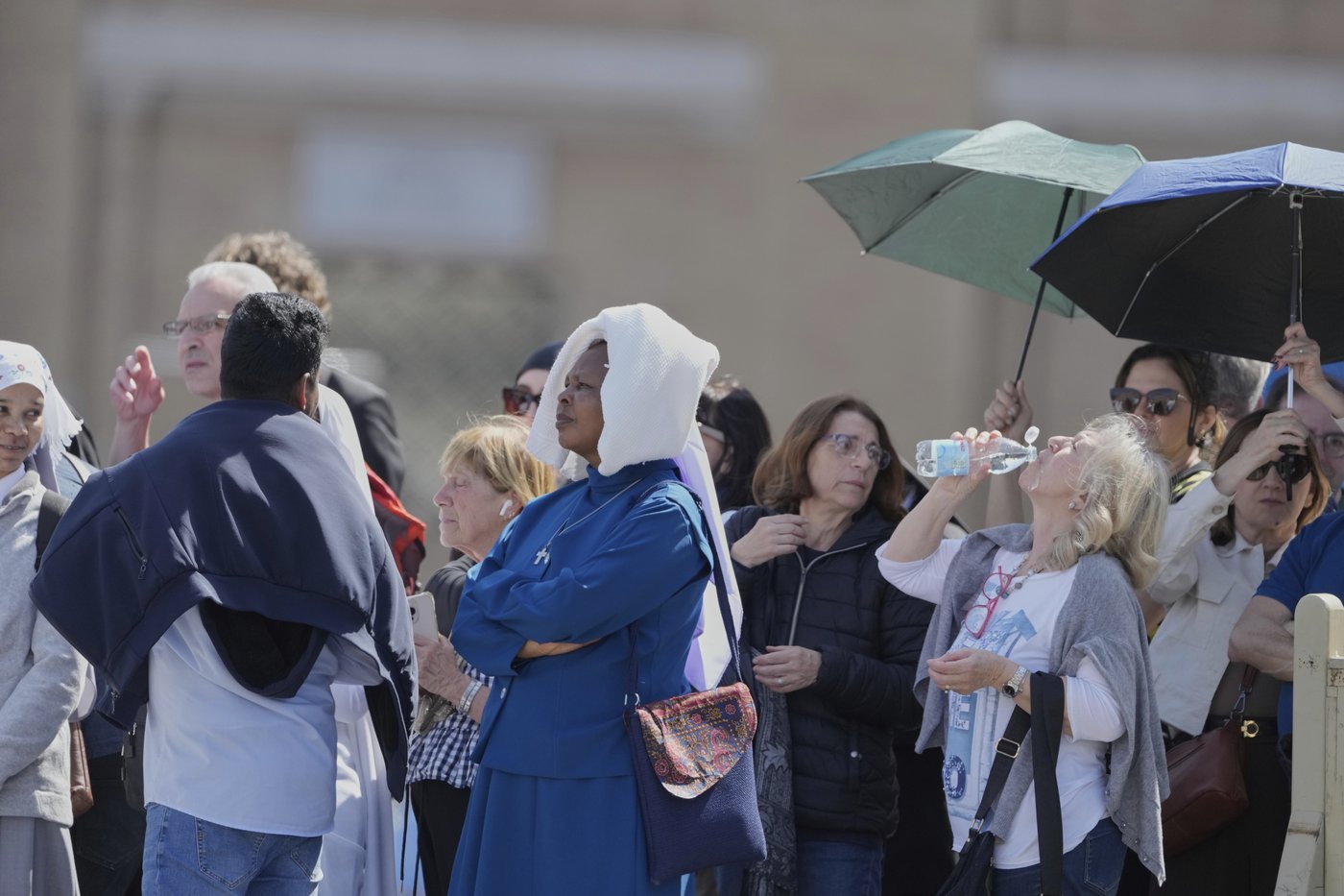 Catholic faithful pay their final respects to Pope Francis as public viewing begins | iNFOnews.ca
