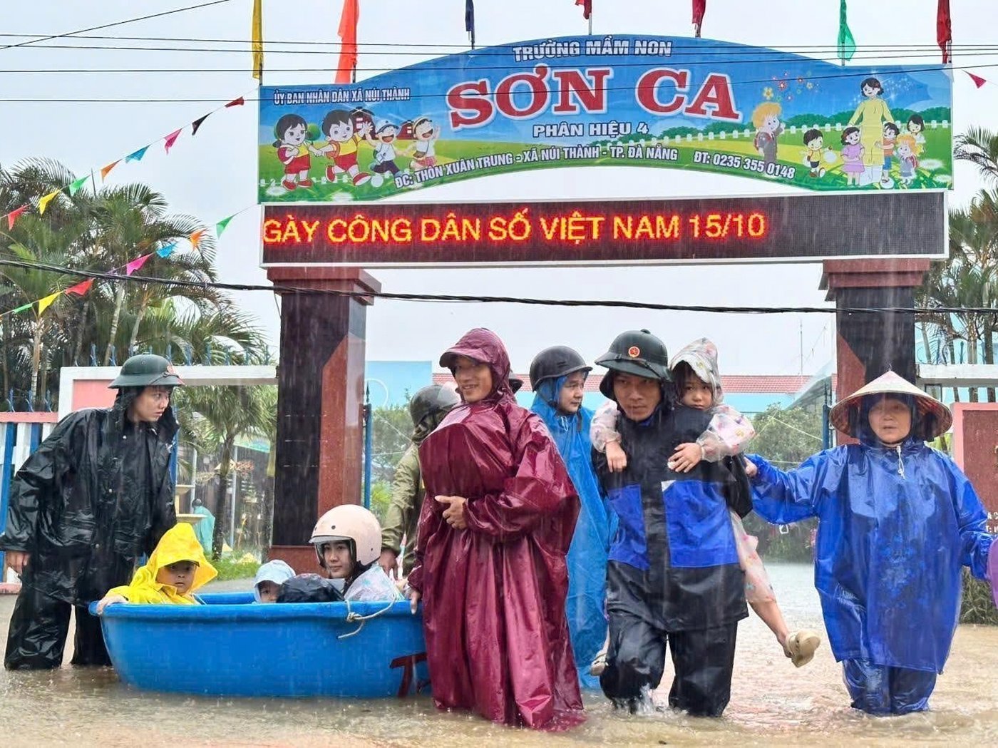 Vietnam mobilizes troops after heavy rains trigger flash floods and raise risks of landslides | iNFOnews.ca Vietnam mobilizes troops after heavy rains trigger flash floods and raise risks of landslides | iNFOnews.ca