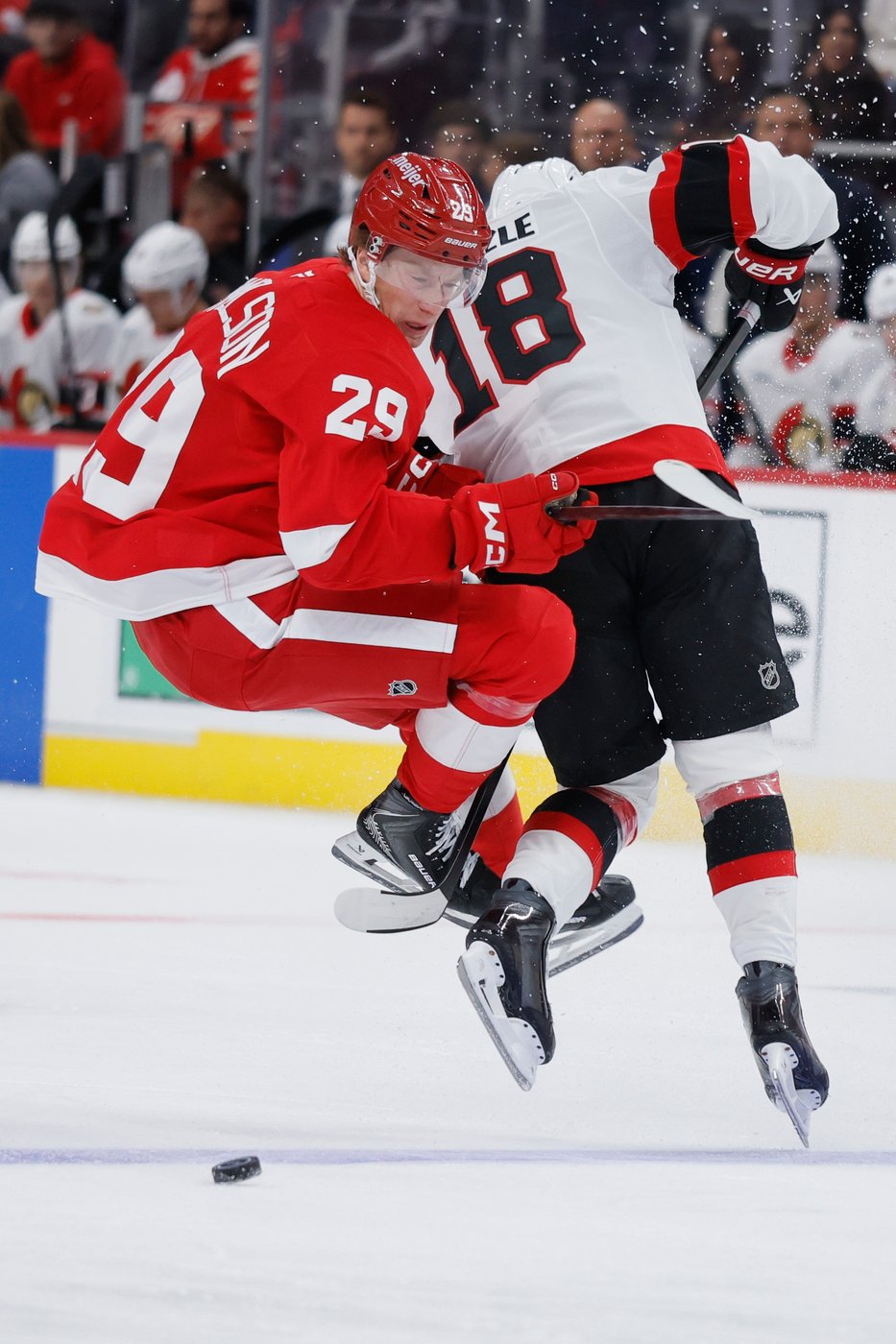 Larkin scores in return to lineup as Red Wings deal Senators 1st loss of the season 5-3 | iNFOnews.ca