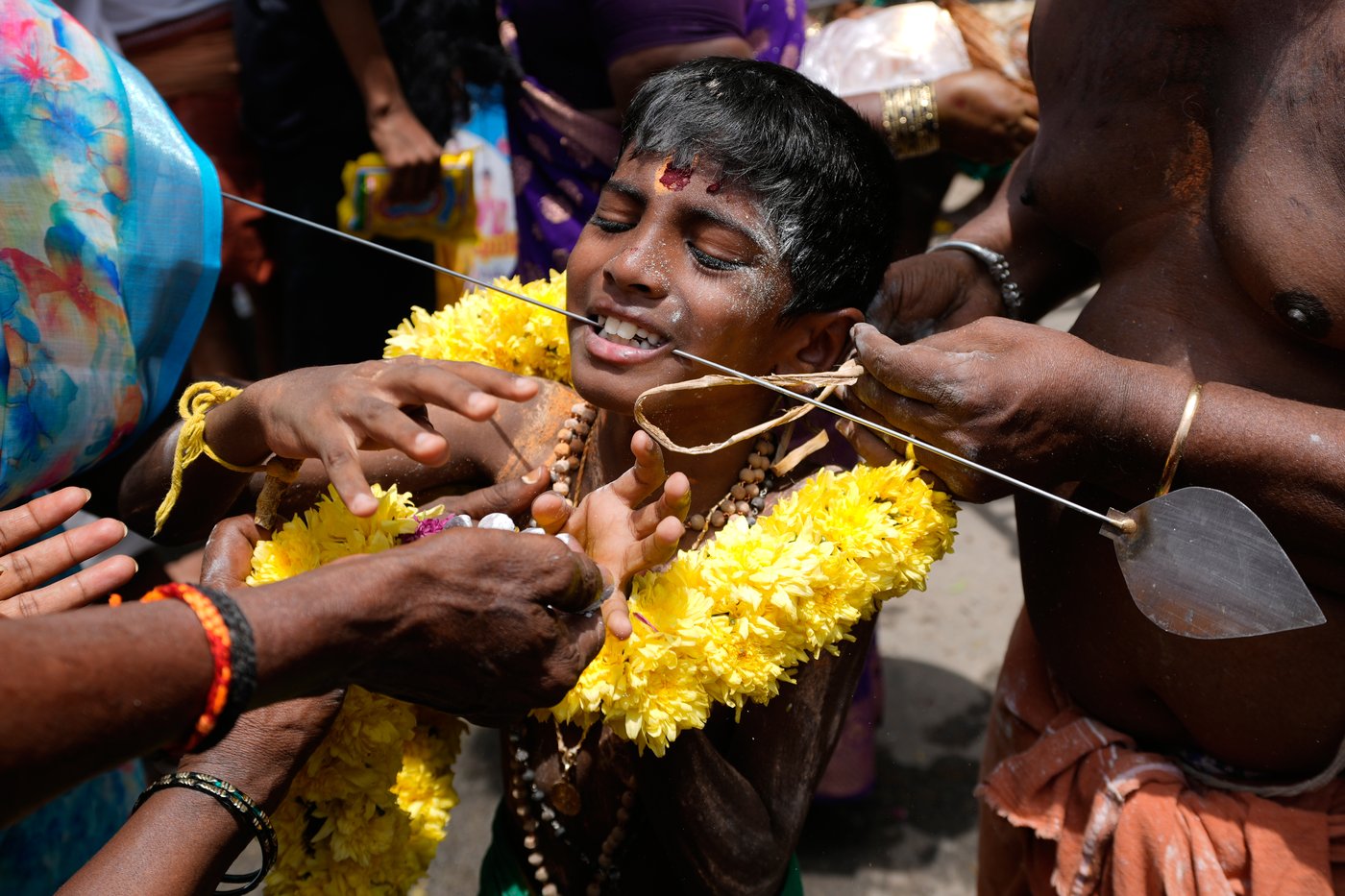 Hindu devotees honor goddesses in India and Britain, in photos | iNFOnews.ca