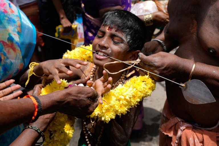 Hindu devotees honor goddesses in India and Britain, in photos | iNFOnews.ca
