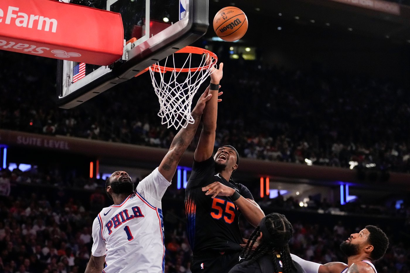 Glass cleaner: Karl-Anthony Towns dislodges ball behind backboard after Andre Drummond can't | iNFOnews.ca Glass cleaner: Karl-Anthony Towns dislodges ball behind backboard after Andre Drummond can't | iNFOnews.ca