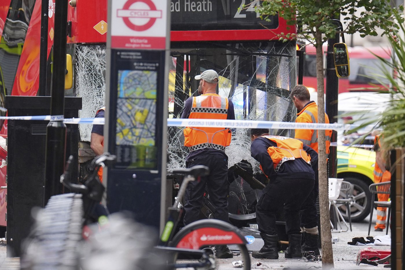 15 people hospitalized after double-decker bus crashes outside London's Victoria Station | iNFOnews.ca