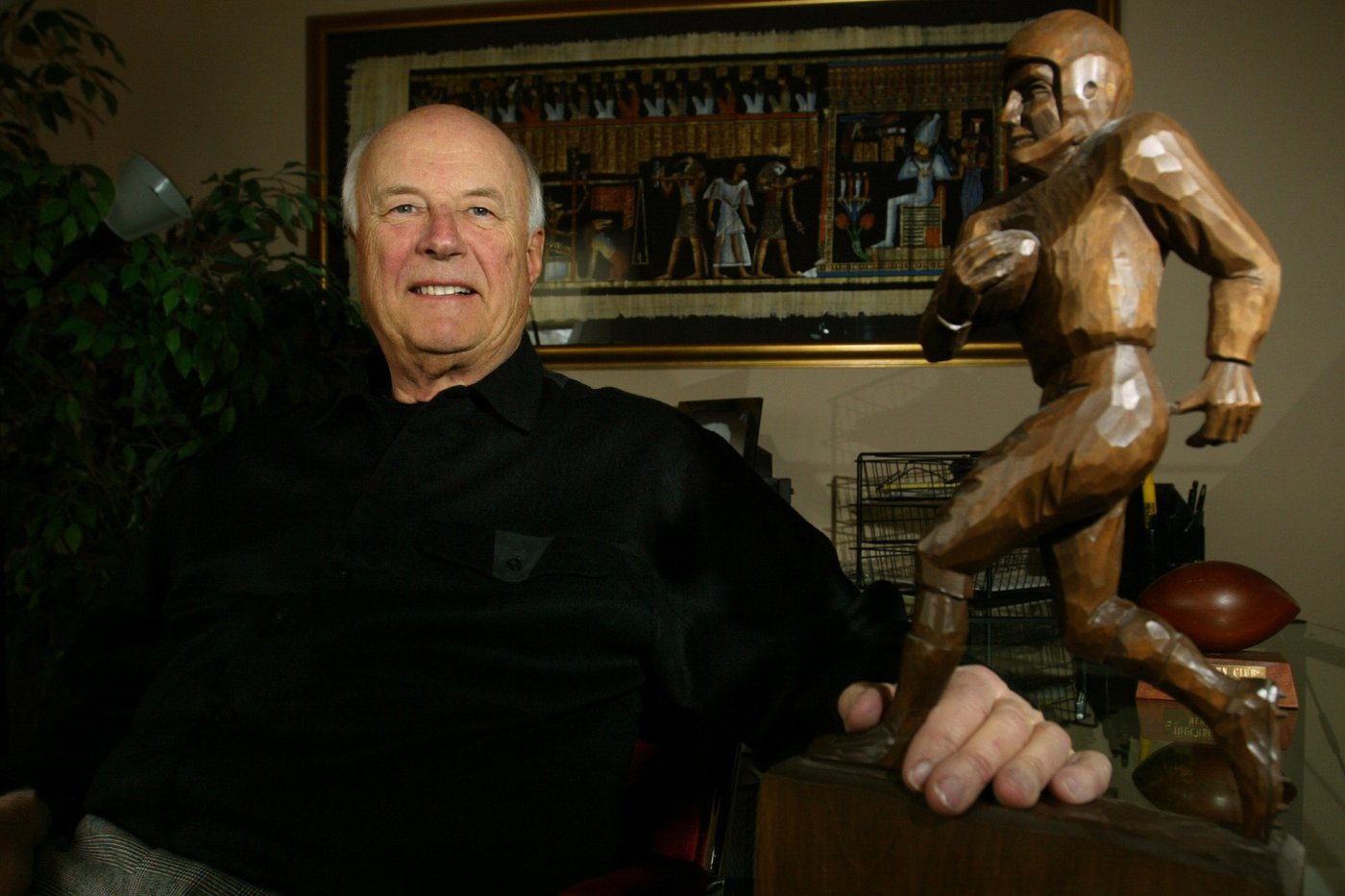 Chuck Neinas, a key architect and adviser over decades of college sports, dies at 93 | iNFOnews.ca