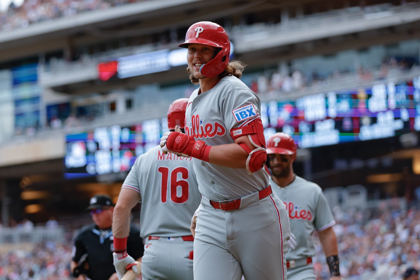De La Cruz hits go-ahead single, Phillies overcome five-run deficit to beat Minnesota 7-5 | iNFOnews.ca