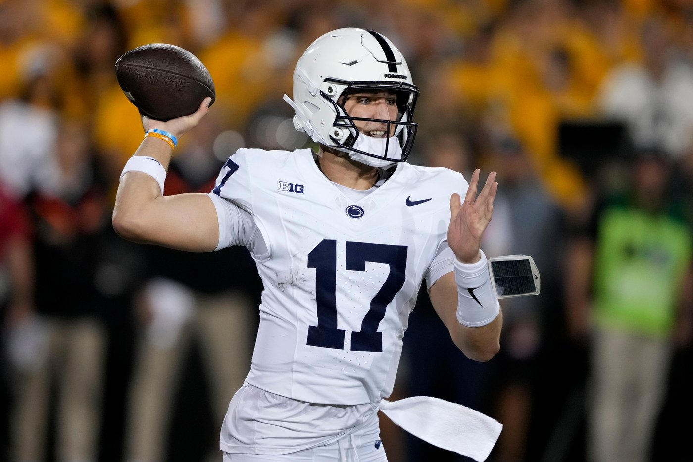 Mark Gronowski leads Iowa rally past Penn State, 25-24 | iNFOnews.ca