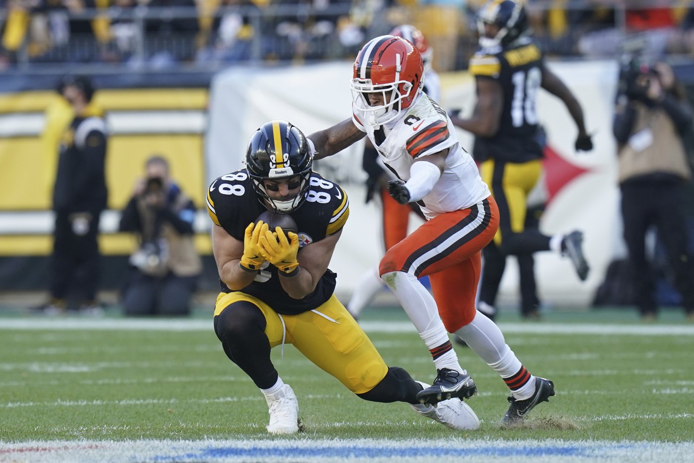 Wilson throws for 2 touchdowns as Steelers cruise past mistake-prone Browns 27-14 | iNFOnews.ca Wilson throws for 2 touchdowns as Steelers cruise past mistake-prone Browns 27-14 | iNFOnews.ca