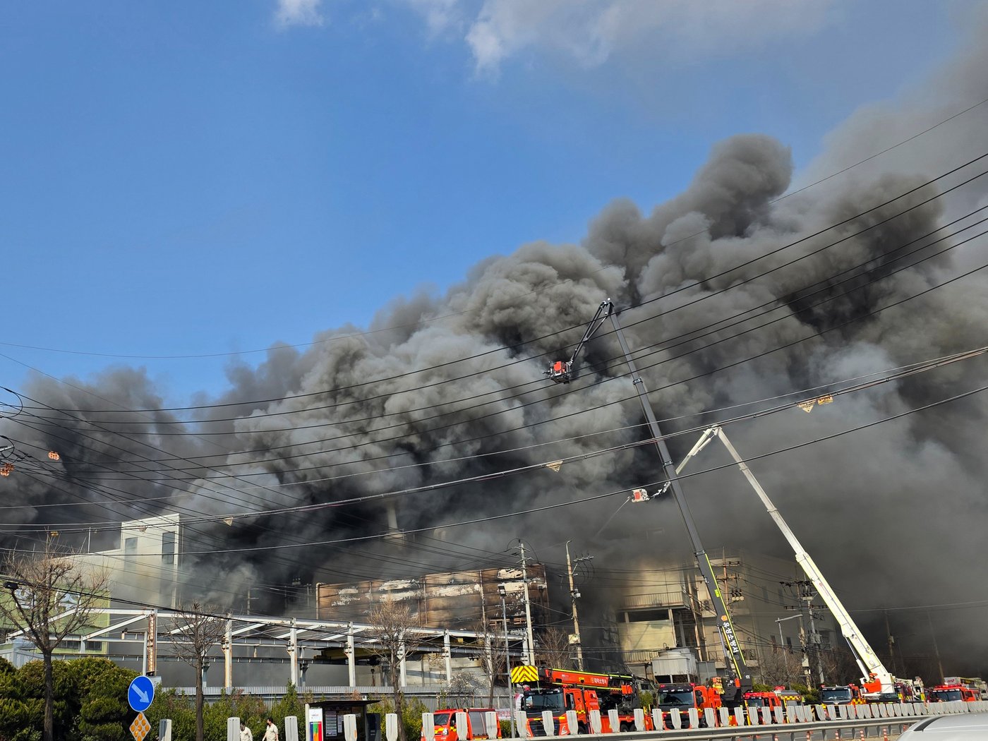 Officials say at least 10 people were killed in a South Korean factory fire | iNFOnews.ca Officials say at least 10 people were killed in a South Korean factory fire | iNFOnews.ca