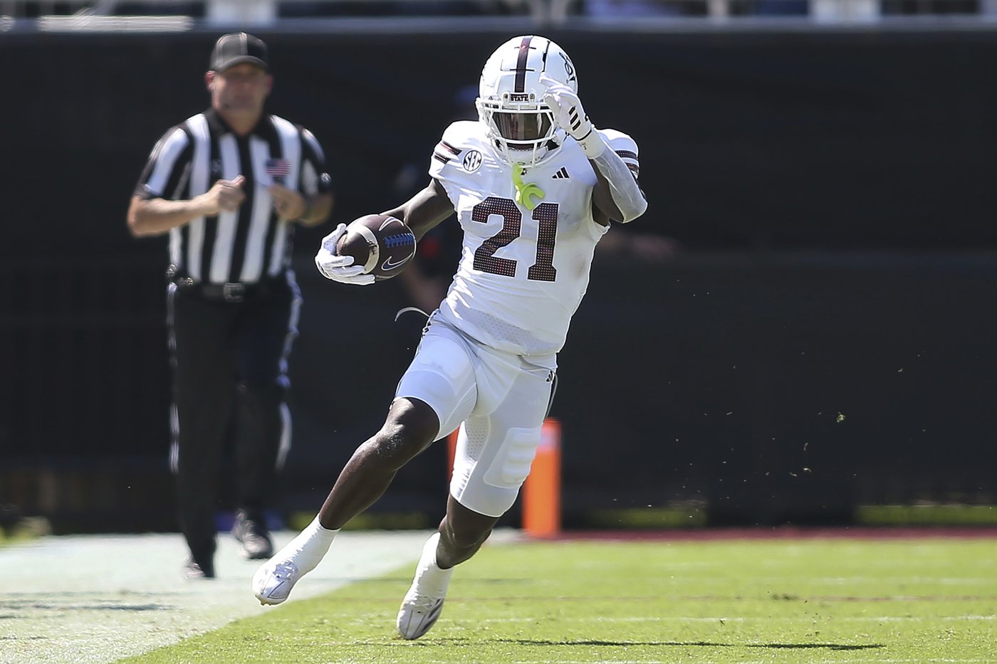 Mertz passes for 3 scores and runs for another to help Florida beat Mississippi State 45-28 | iNFOnews.ca Mertz passes for 3 scores and runs for another to help Florida beat Mississippi State 45-28 | iNFOnews.ca