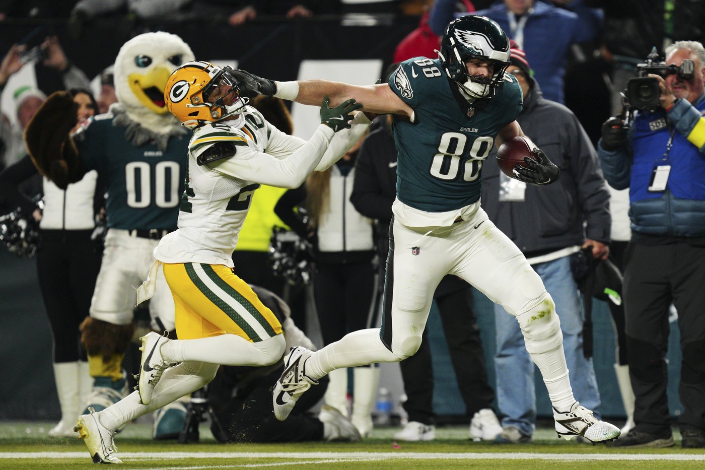 Hurts tosses 2 TD passes and Goedert throws 3 stiff-arms to lead Eagles past Packers 22-10 | iNFOnews.ca