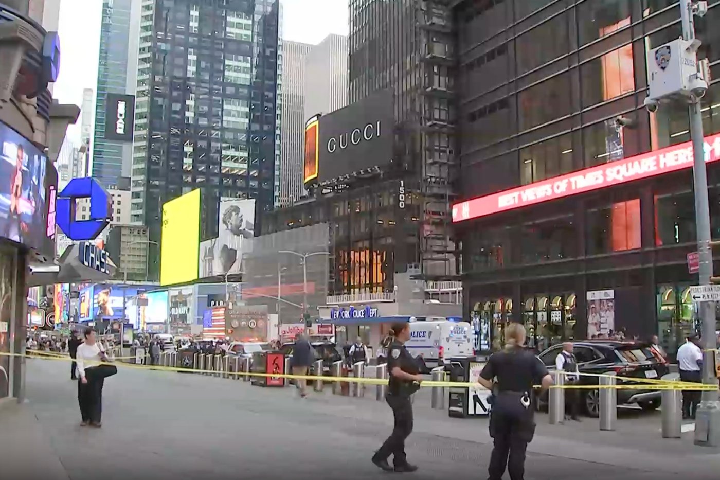 Woman randomly stabs 2 people in New York City's Times Square, killing 1, then is killed by police | iNFOnews.ca Woman randomly stabs 2 people in New York City's Times Square, killing 1, then is killed by police | iNFOnews.ca
