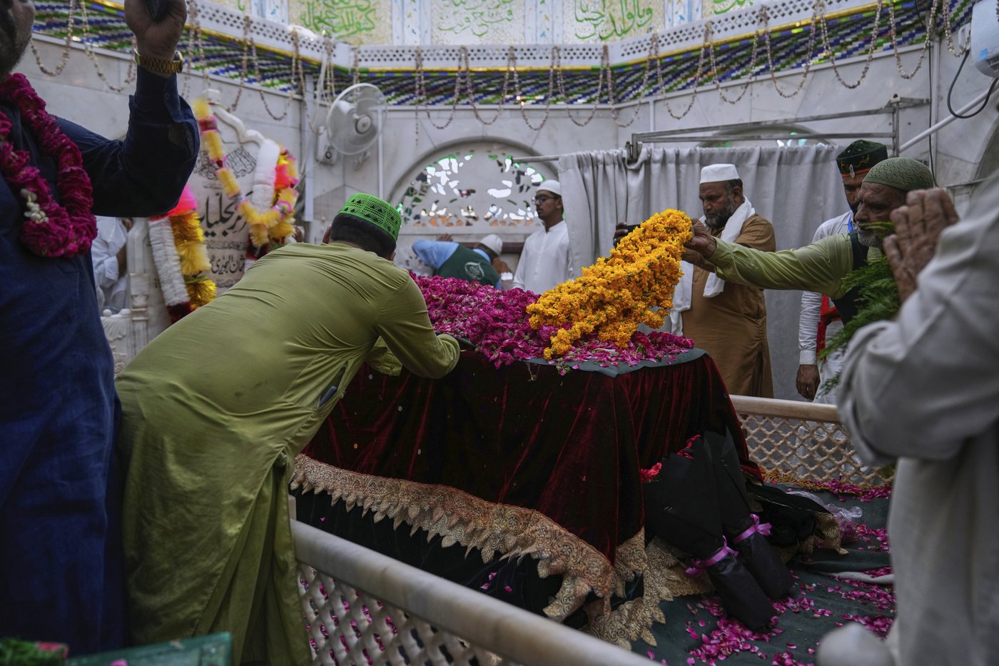 Photos of Pakistan honoring a Sufi saint with drumming, dancing, and bright lights | iNFOnews.ca