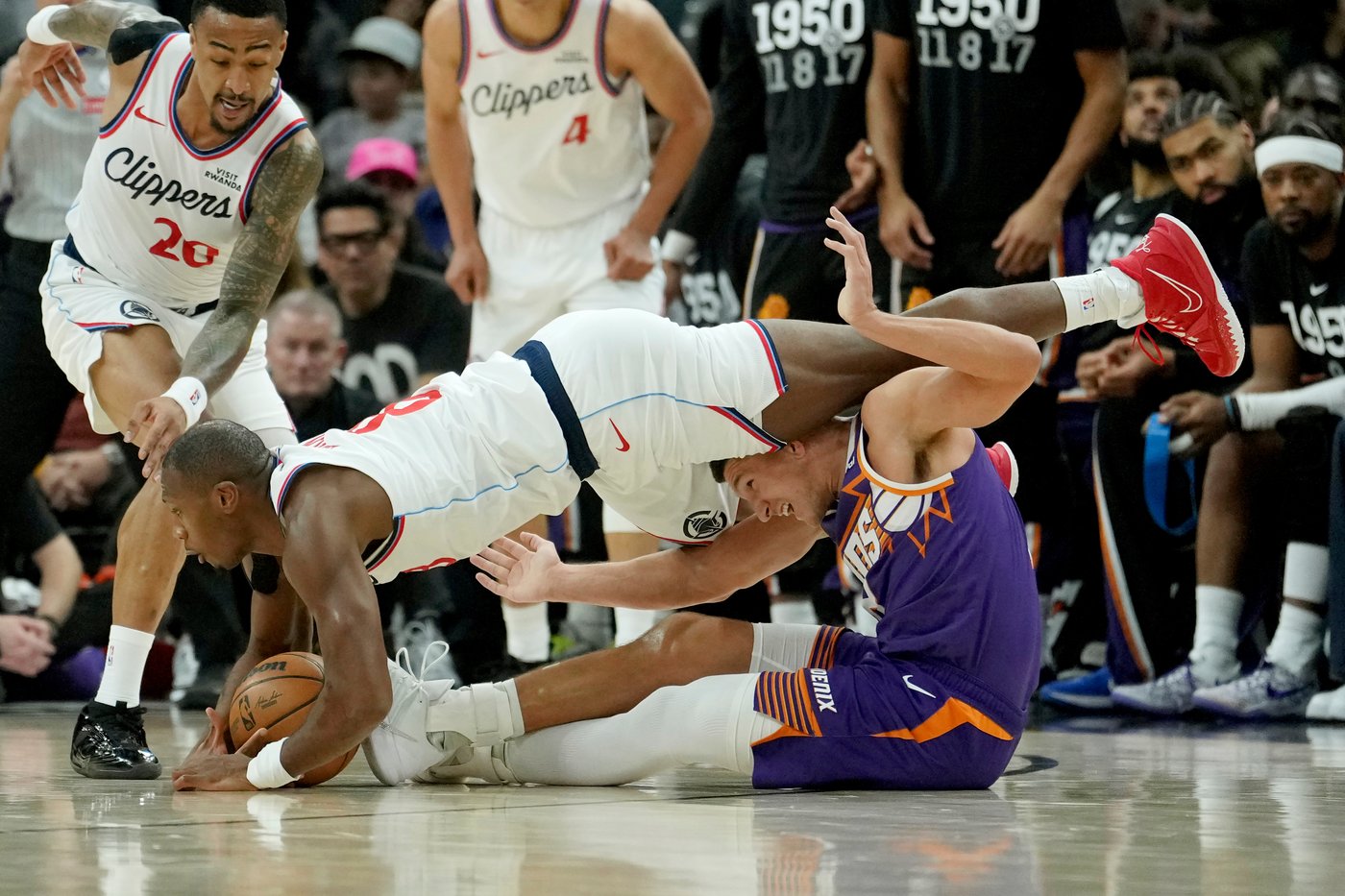 Leonard scores 25 points, Clippers resume winning ways with 117-93 rout of Suns | iNFOnews.ca