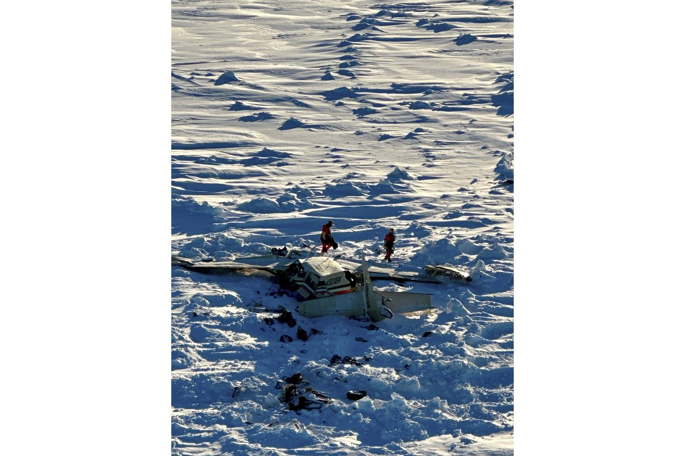 Crews rush to recover commuter plane found crashed on Alaska sea ice before expected snow and wind | iNFOnews.ca