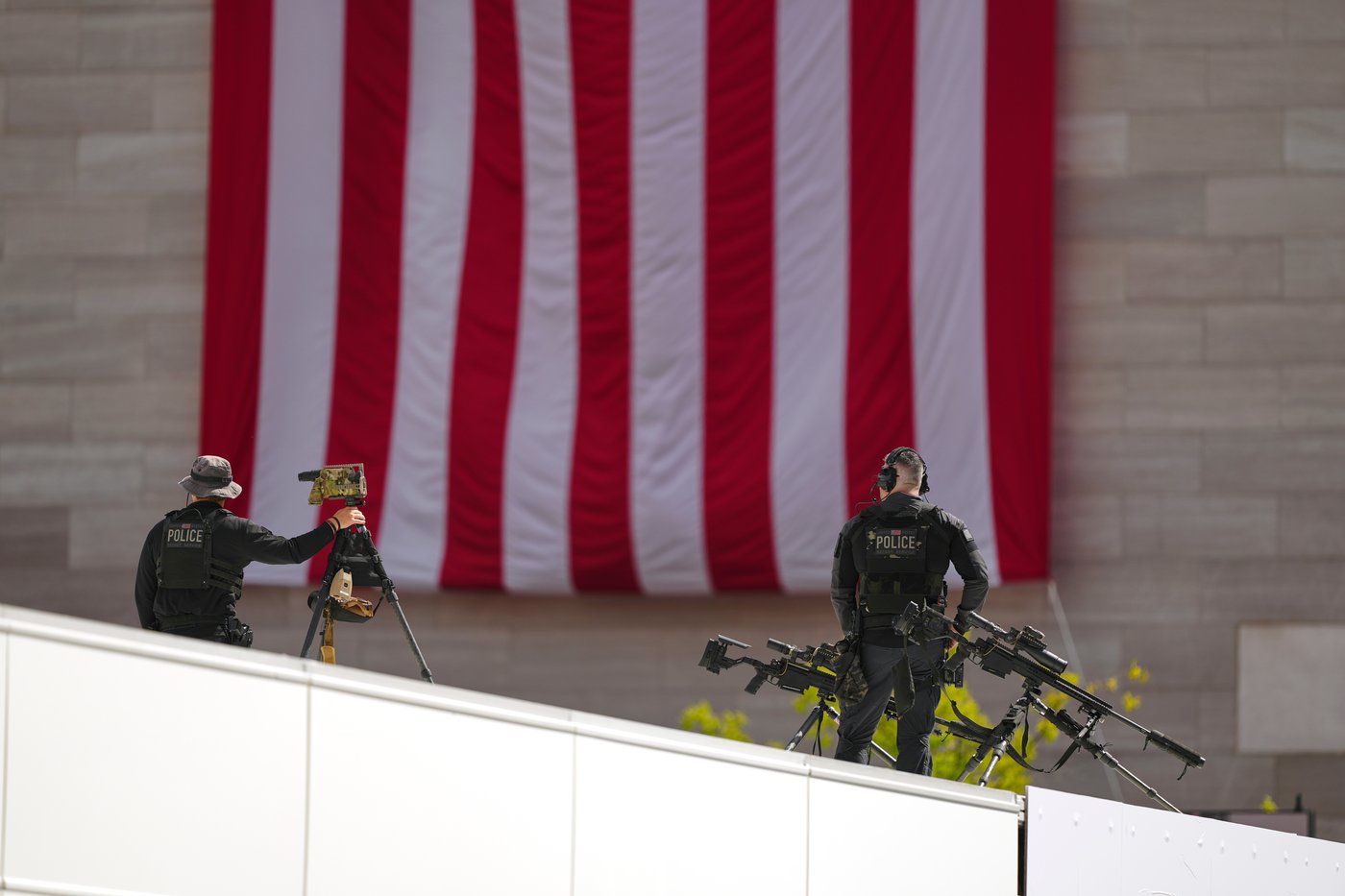 Three Secret Service officials have been placed on administrative leave pending investigation | iNFOnews.ca Three Secret Service officials have been placed on administrative leave pending investigation | iNFOnews.ca