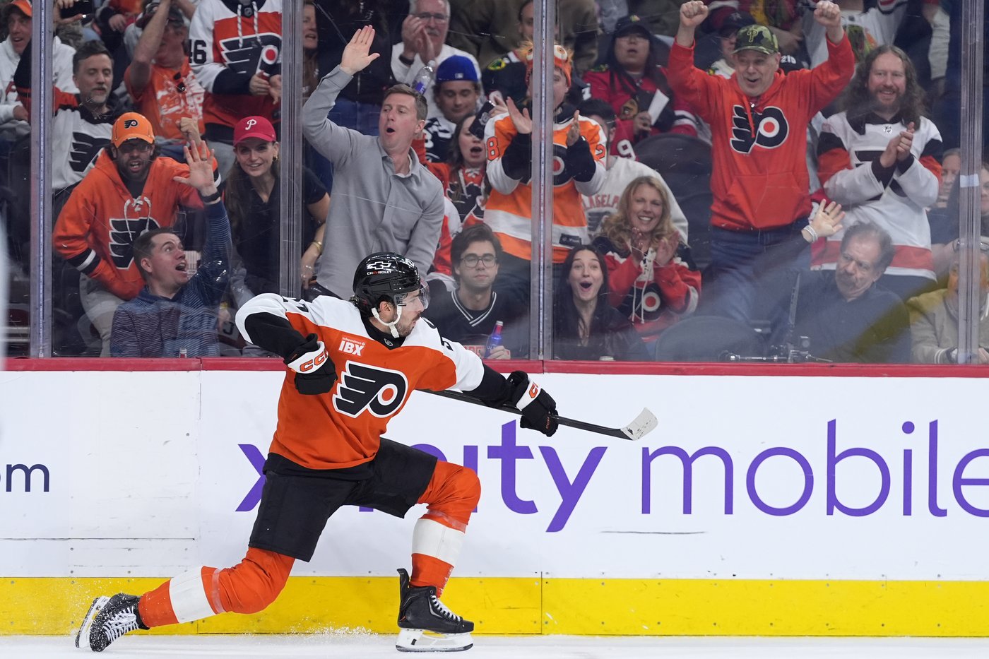 Flyers beat the Blackhawks 5-1 after 2 goals in the first 2:33 | iNFOnews.ca Flyers beat the Blackhawks 5-1 after 2 goals in the first 2:33 | iNFOnews.ca