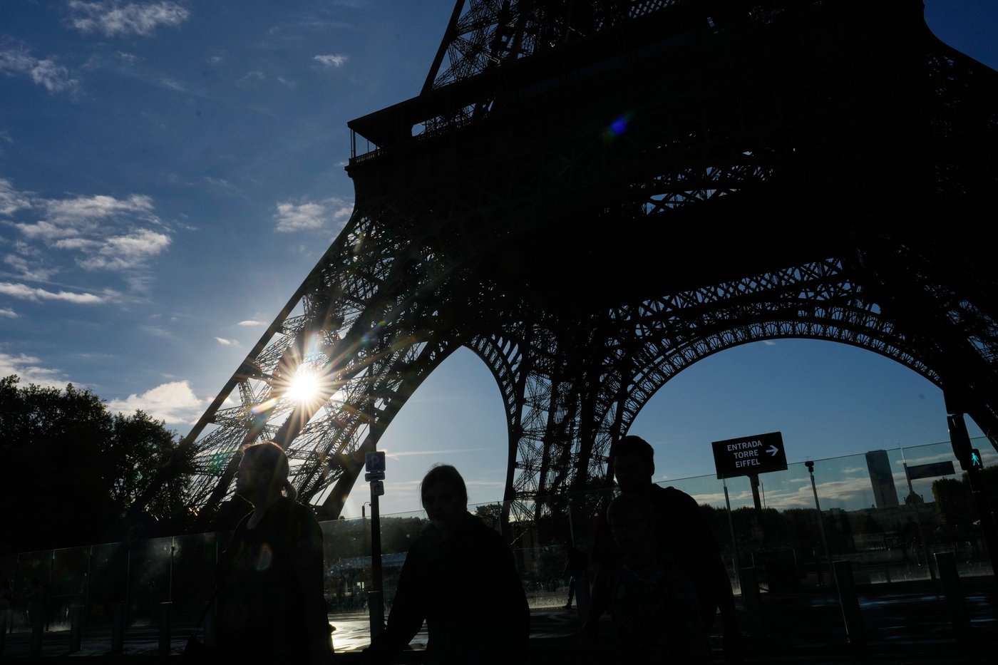Eiffel Tower reopens after strike over limits on women staff during Hindu delegation visit | iNFOnews.ca Eiffel Tower reopens after strike over limits on women staff during Hindu delegation visit | iNFOnews.ca