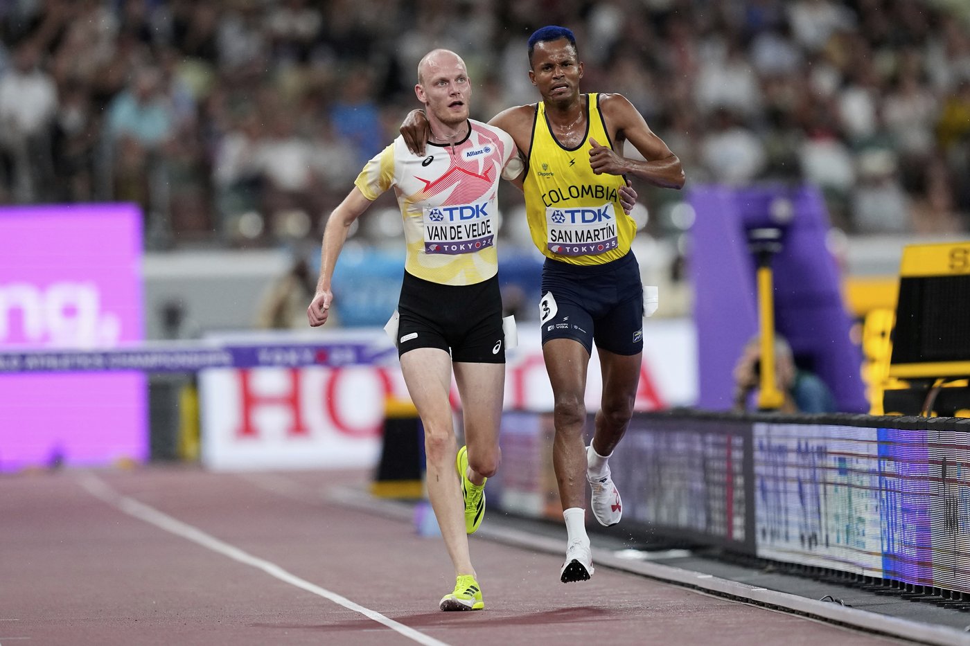 A shoulder to lean on: Steeplechaser stops, lends a helping hand to a struggling competitor | iNFOnews.ca A shoulder to lean on: Steeplechaser stops, lends a helping hand to a struggling competitor | iNFOnews.ca