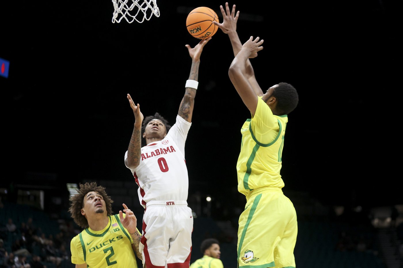 Nate Bittle's putback with 4.4 seconds left gives Oregon 83-81 win over No. 9 Alabama | iNFOnews.ca
