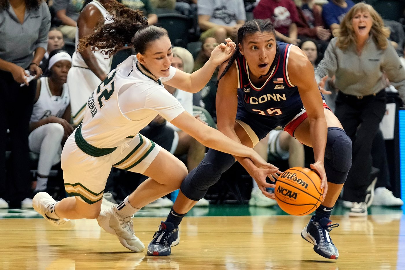 Sarah Strong scores 14 to lead No. 1 UConn over South Florida 85-51 | iNFOnews.ca