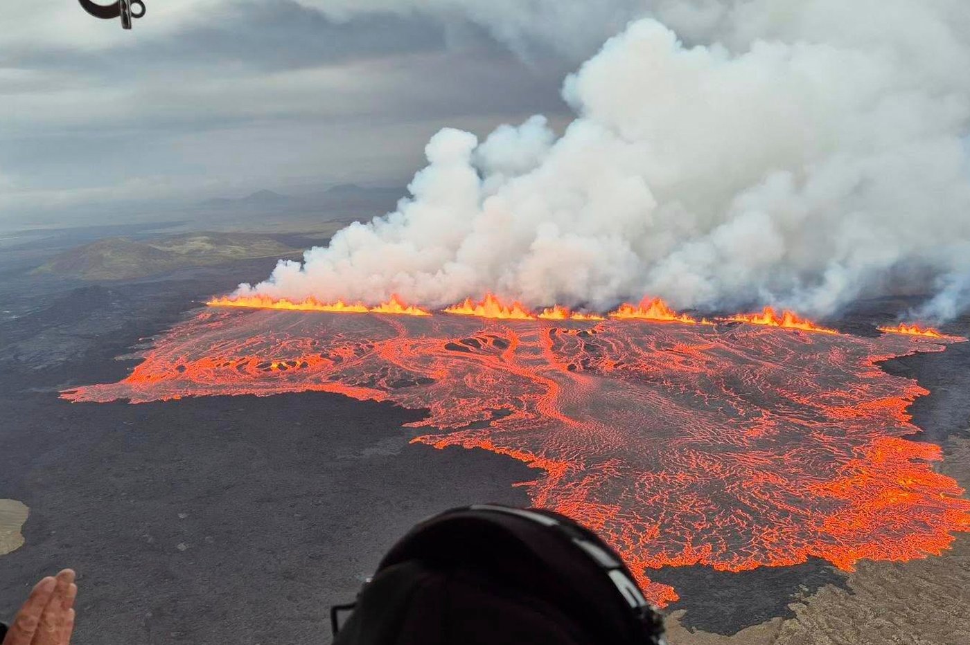 Iceland volcano eruption forces evacuation of town and iconic geothermal spa | iNFOnews.ca