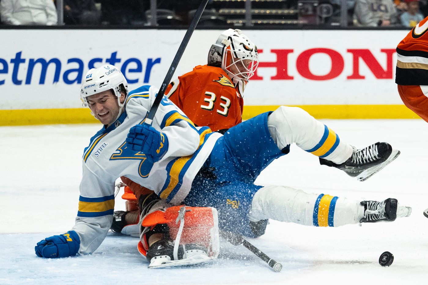 Joel Hofer makes 22 saves for 5th shutout of the season, Blues beat Ducks 4-0 | iNFOnews.ca