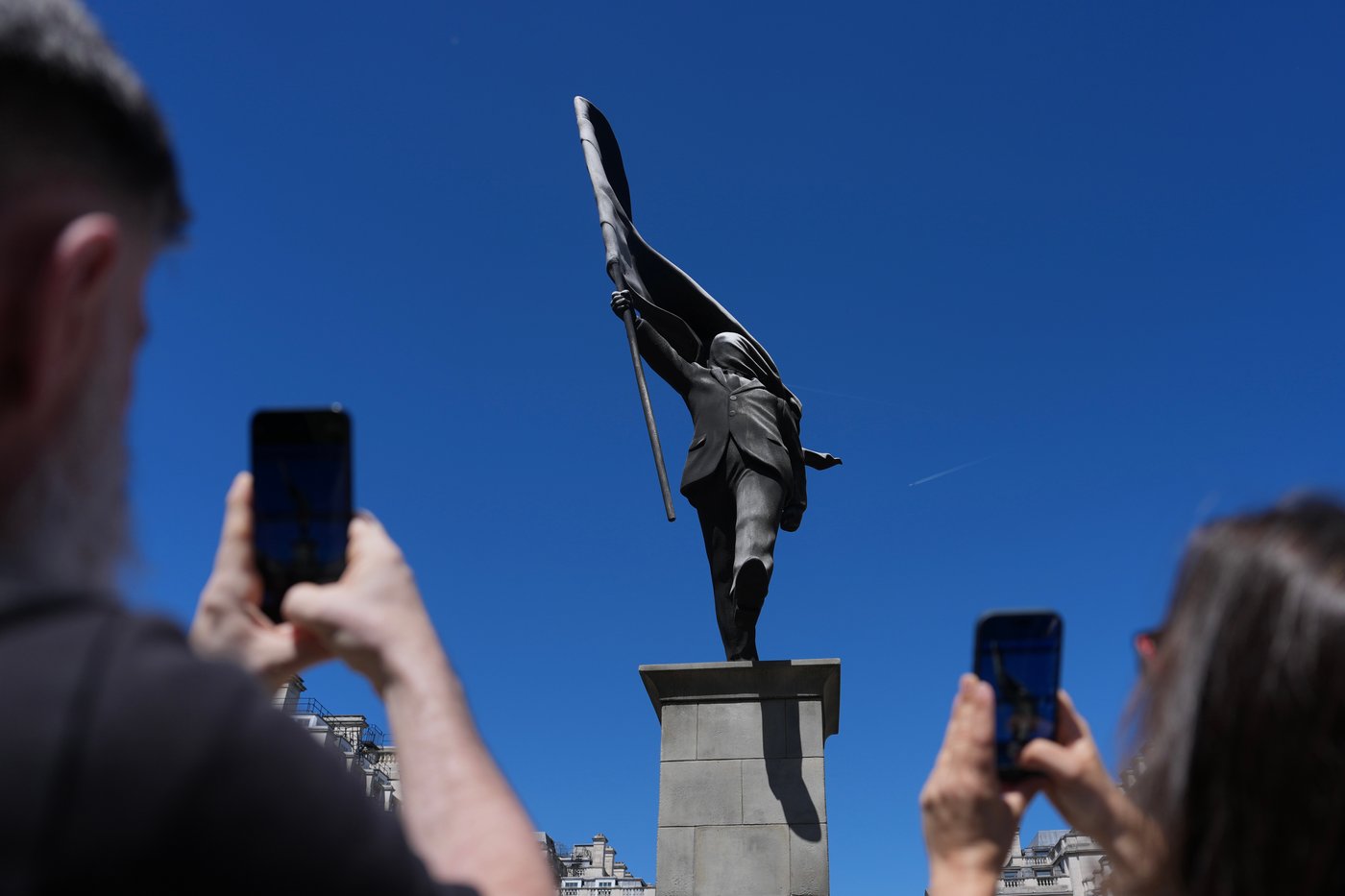 Banksy confirms a new statue in central London of a man blinded by a flag is his work | iNFOnews.ca Banksy confirms a new statue in central London of a man blinded by a flag is his work | iNFOnews.ca