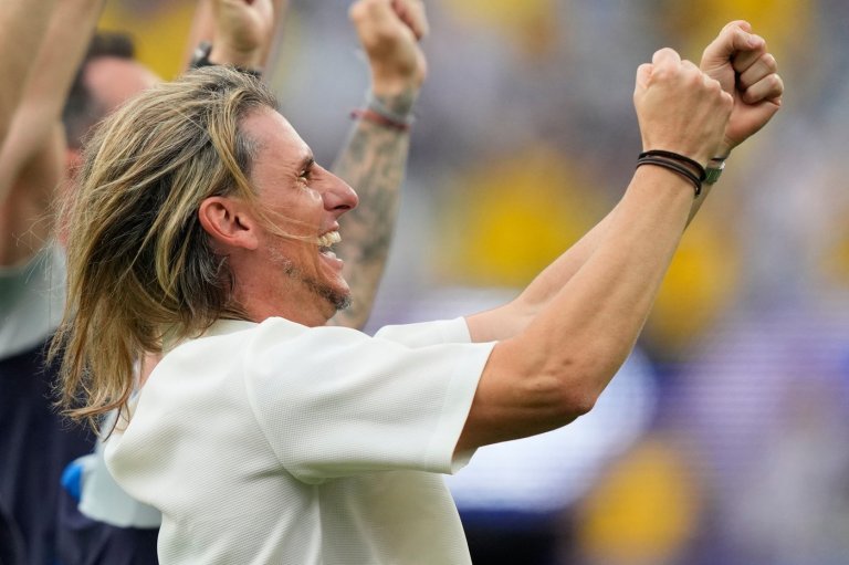 Ecuador coach Sebastián Beccacece shares an emotional moment with his family at the World Cup | iNFOnews.ca