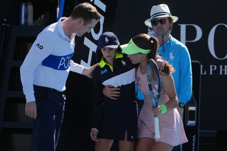 Zeynep Sönmez rushes to aid ballkid during Australian Open upset win | iNFOnews.ca