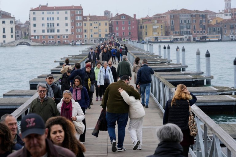 Venice revives a quarter-mile floating bridge to island cemetery for All Souls' Day mourners | iNFOnews.ca