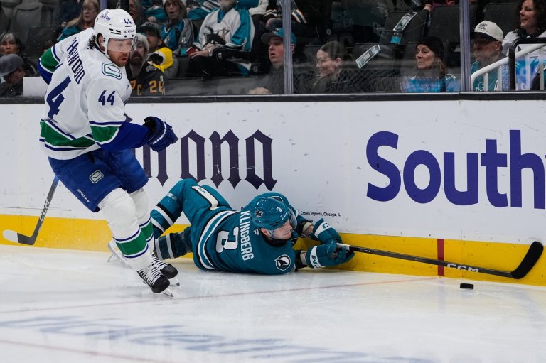 Will Smith scores as the Sharks edge the Canucks 3-2 | iNFOnews.ca
