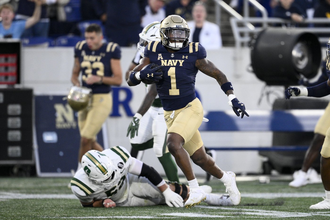 No. 12 Notre Dame takes on undefeated No. 24 Navy at MetLife Stadium in New Jersey | iNFOnews.ca