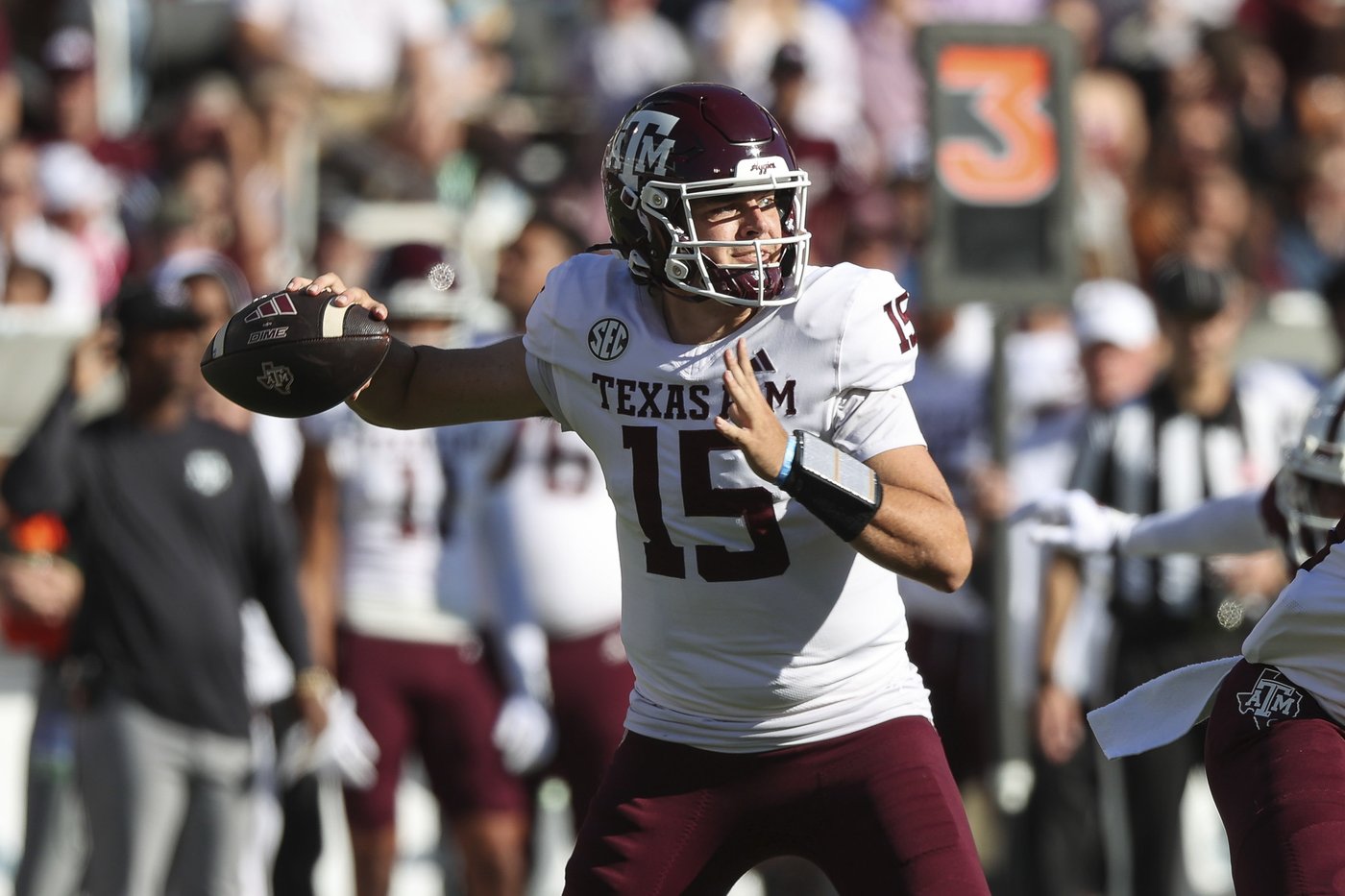 Moss scores 2 TDs as Texas A&M beats Mississippi State 34-24 for its 6th straight win | iNFOnews.ca